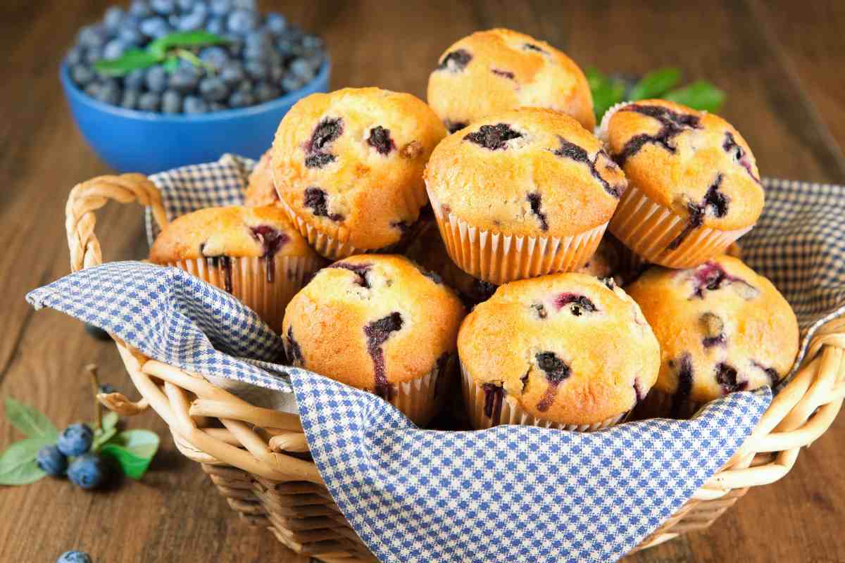 cesta di muffin ai mirtilli