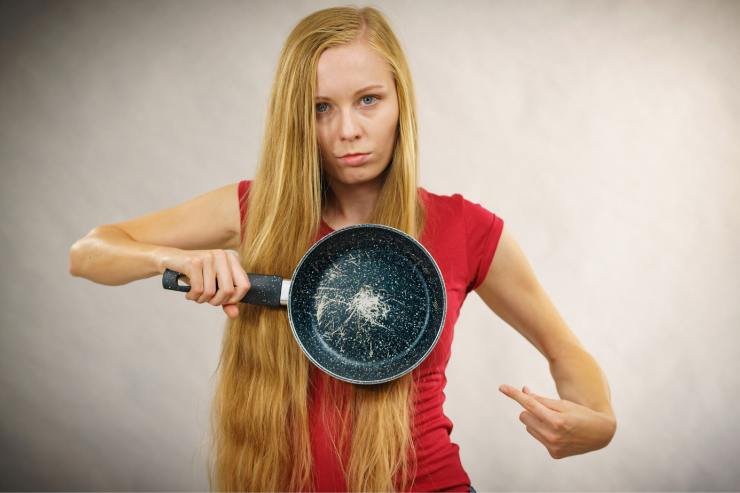 Ragazza con padella graffiata