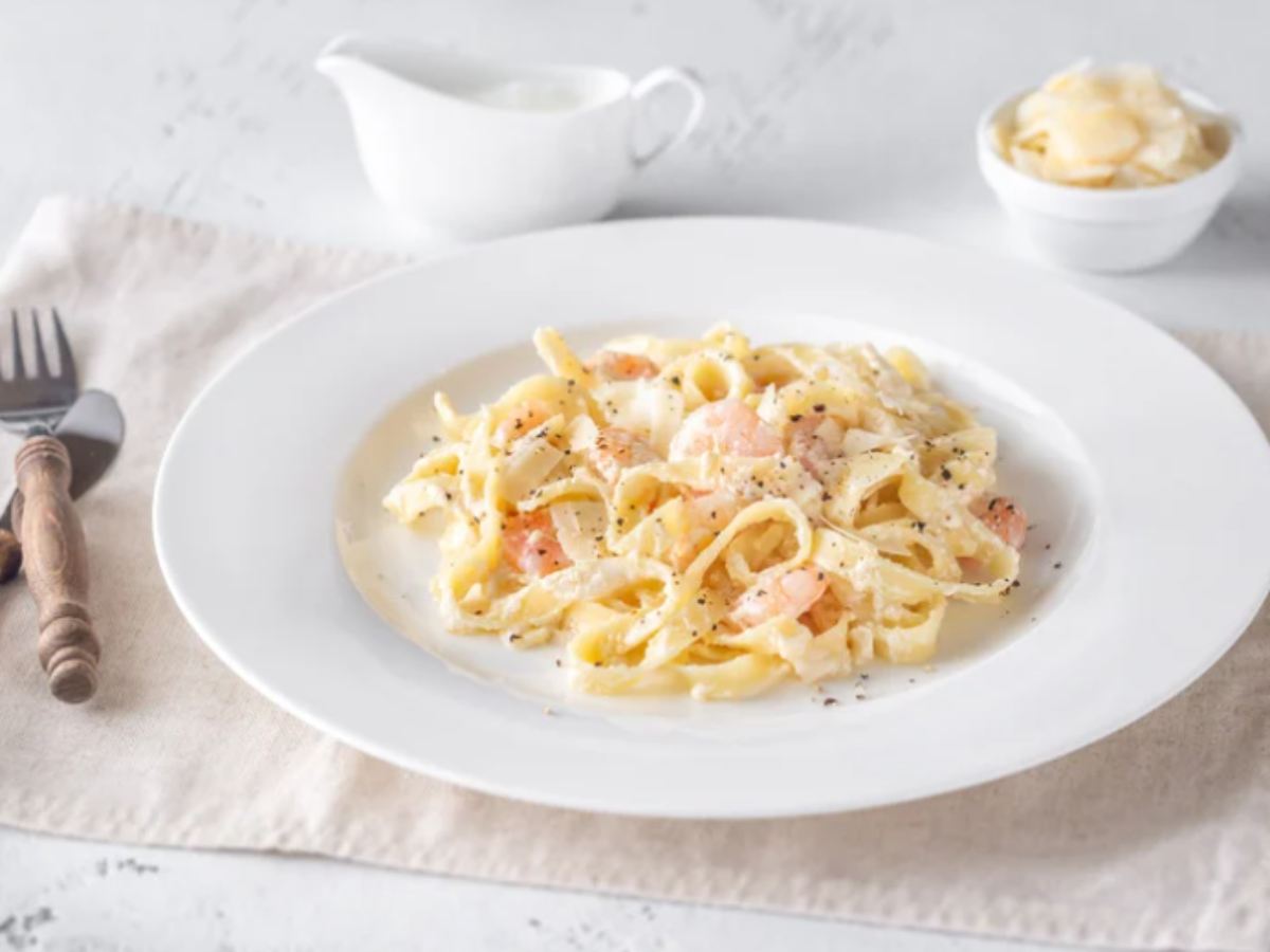 piatto di pasta con crema e gamberetti