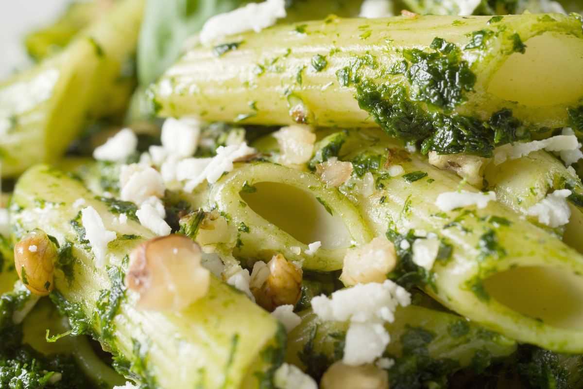 piatto di penne con pesto di ortiche e noci