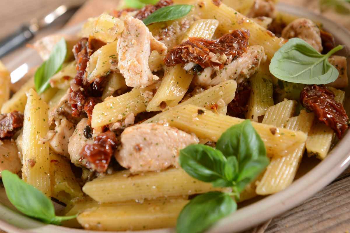 penne con pomodori secchi e tonno