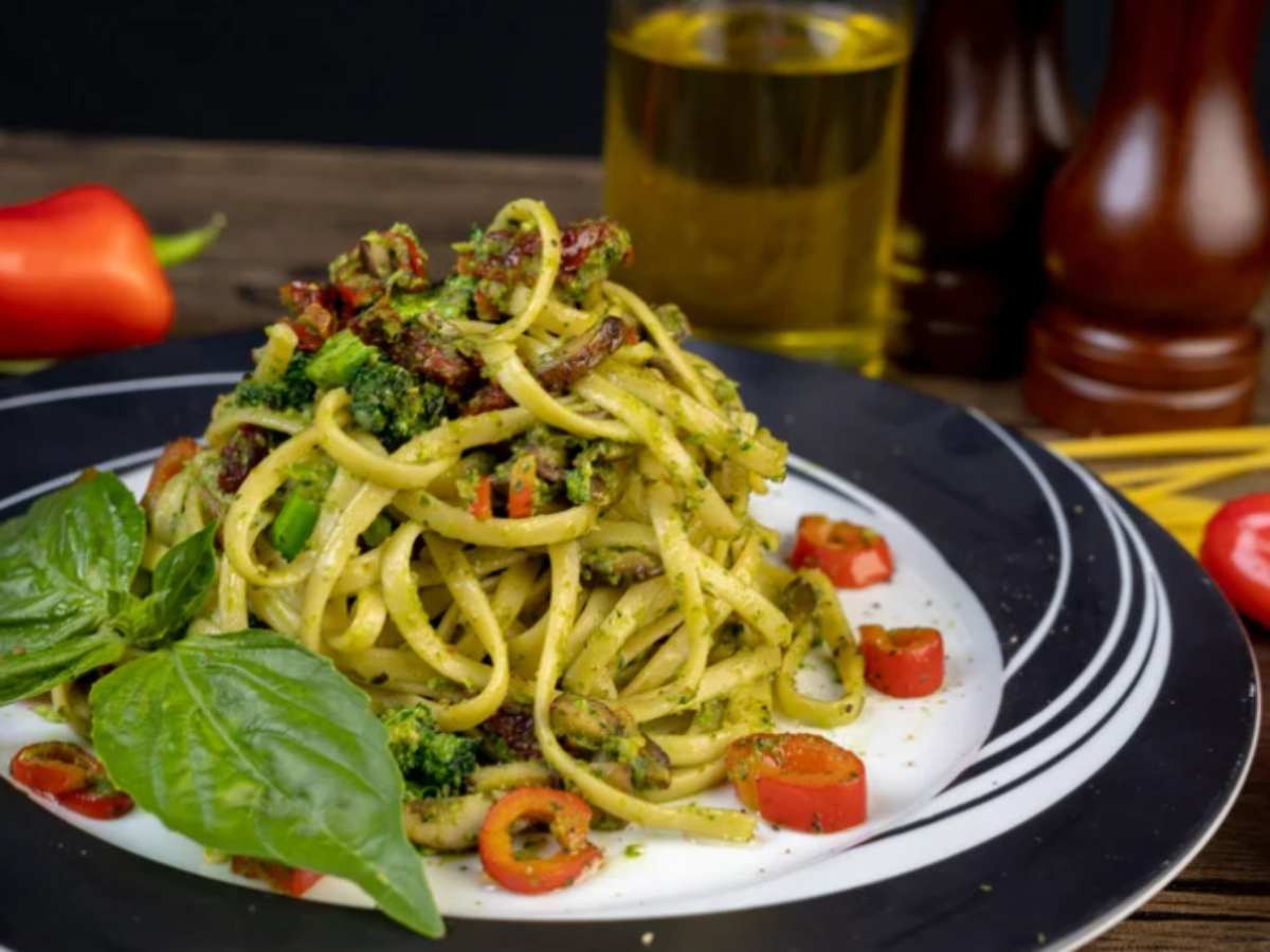 Pasta con verdure in un piatto