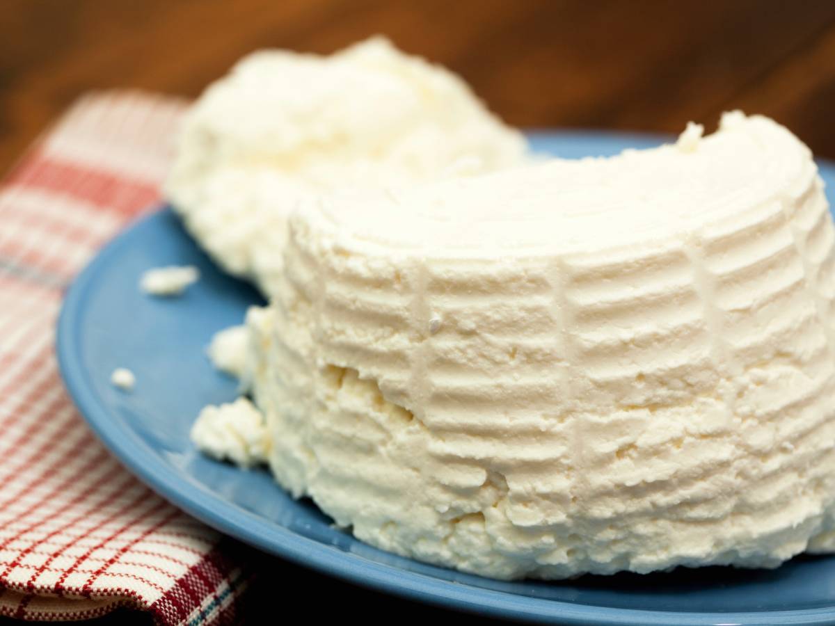 ricotta fresca su un piatto