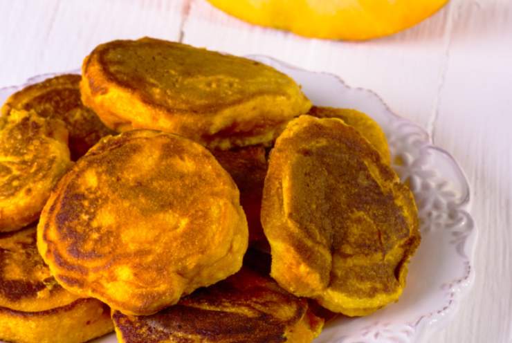 frittelle di zucca in un piatto