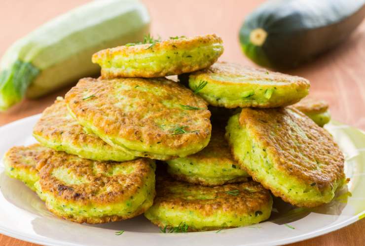 pila di hamburger di zucchine in un piatto