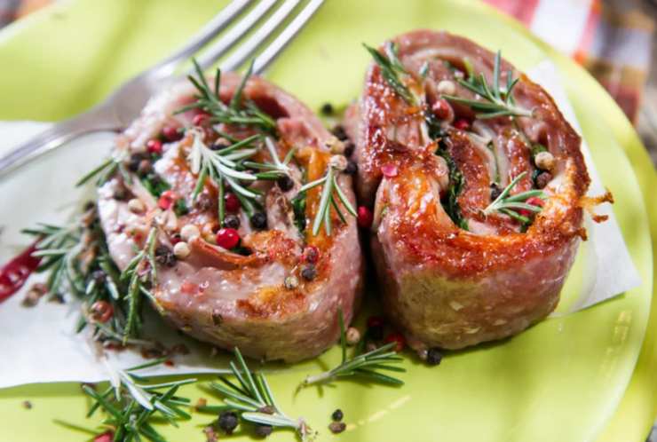 involtini di carne in un piatto verde