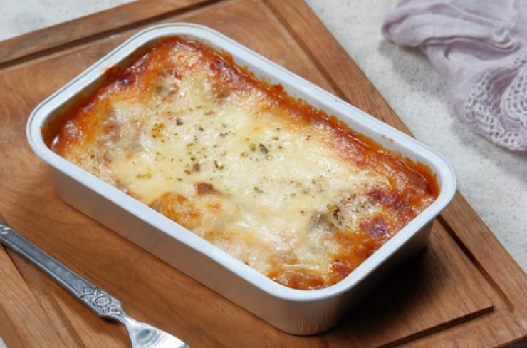 lasagna in una vaschetta di alluminio