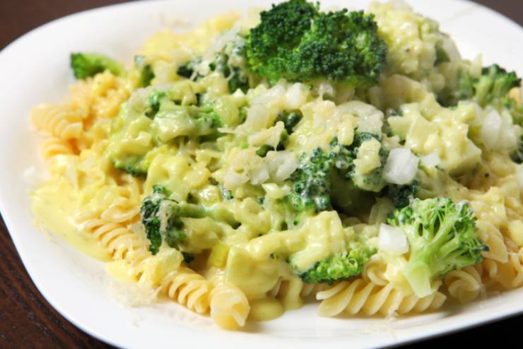 Riccioli di pasta con broccoli e panna