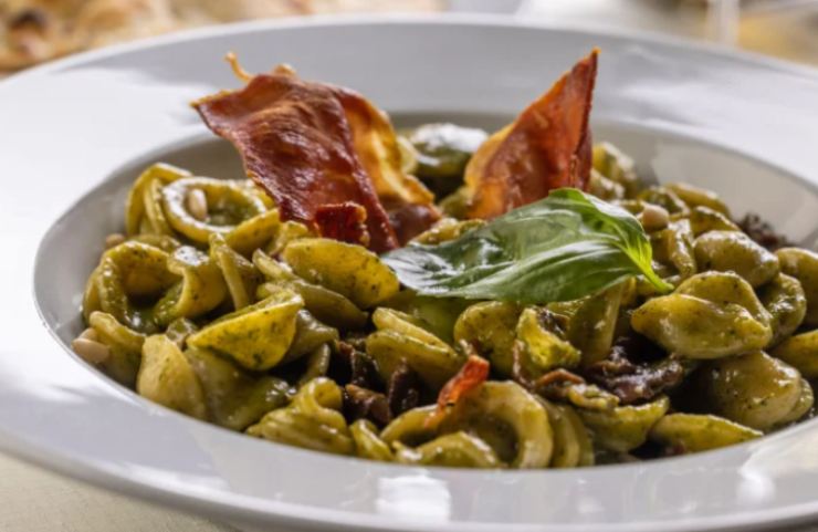 piatto di pasta con pesto di verdure