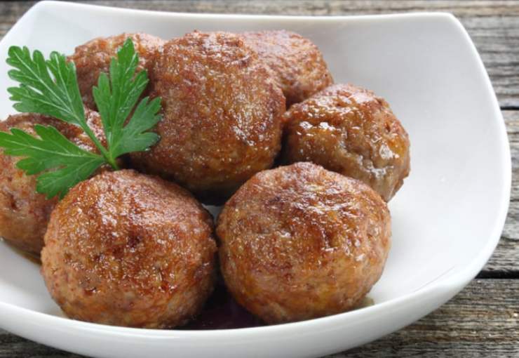 polpette di carciofi in un piatto bianco