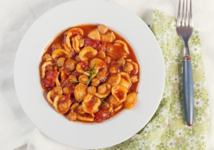 pasta e ceci sugosa in un piatto bianco