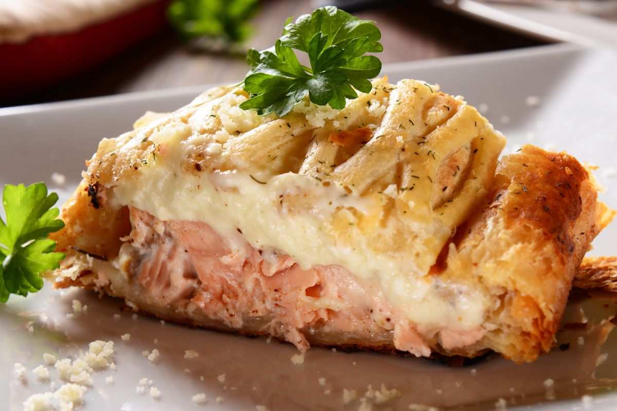 fetta di torta rustica con besciamella e salmone