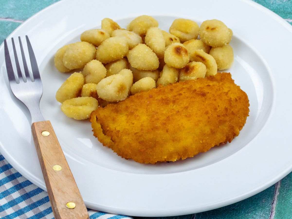 sofficino in un piatto con contorno di patate