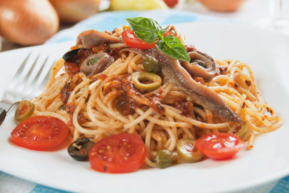 spaghetti pomodoro olive e acciughe