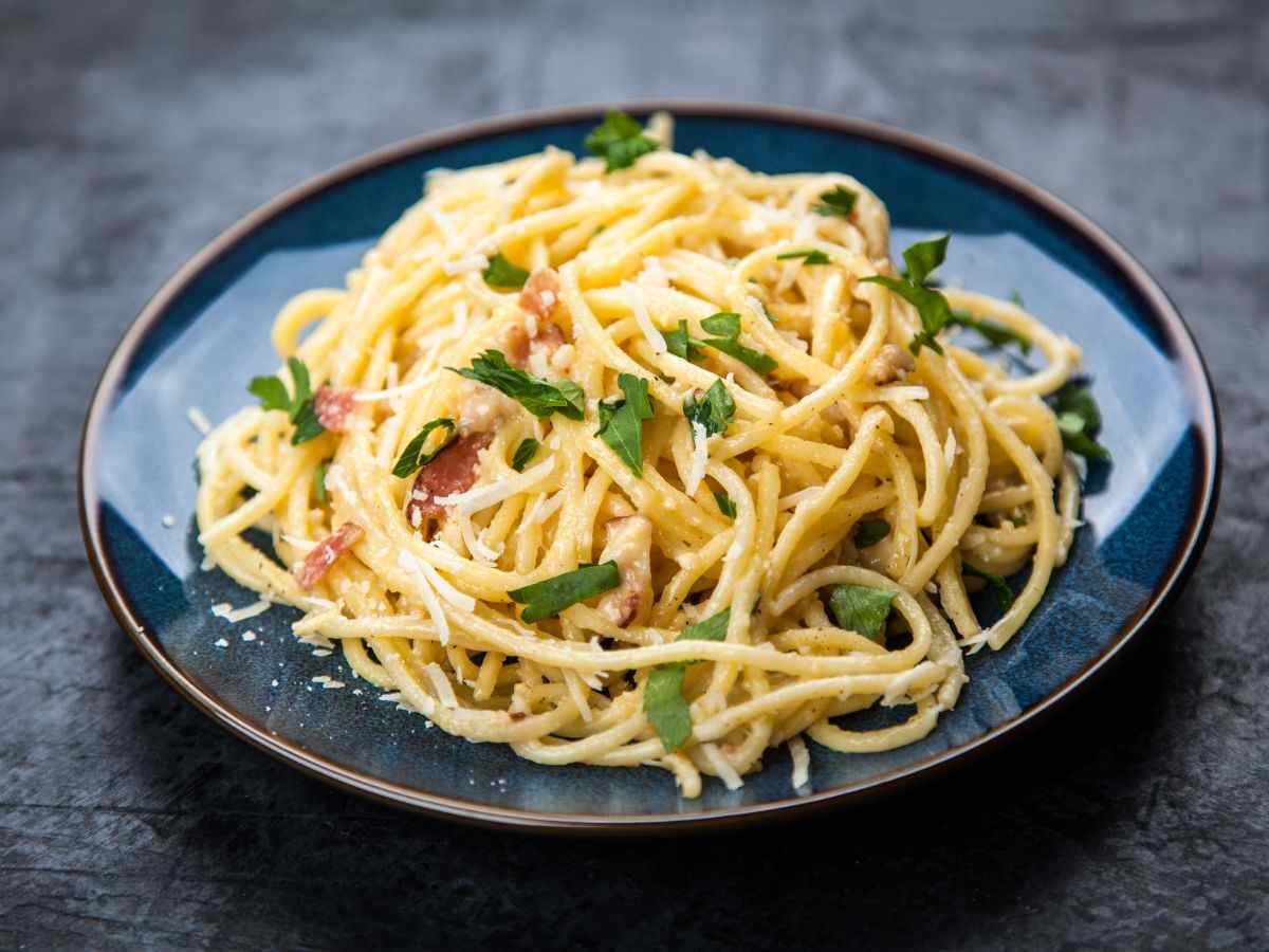 Spaghetti freschissimi all’arancia, preparali stasera a tua moglie: il modo perfetto per ringraziare il suo essere Donna