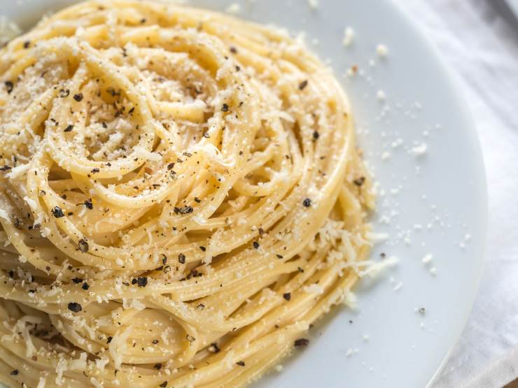 spaghetti con parmigiano e pepe