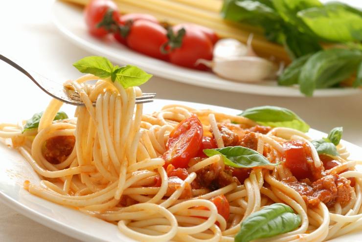 spaghetti con pomodorini e basilico