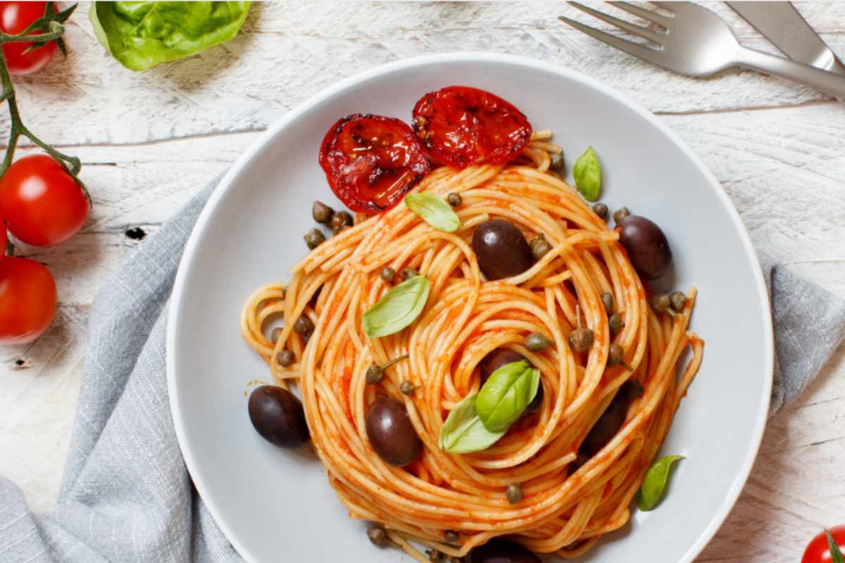 spaghetti olive e capperi buttalapasta.it