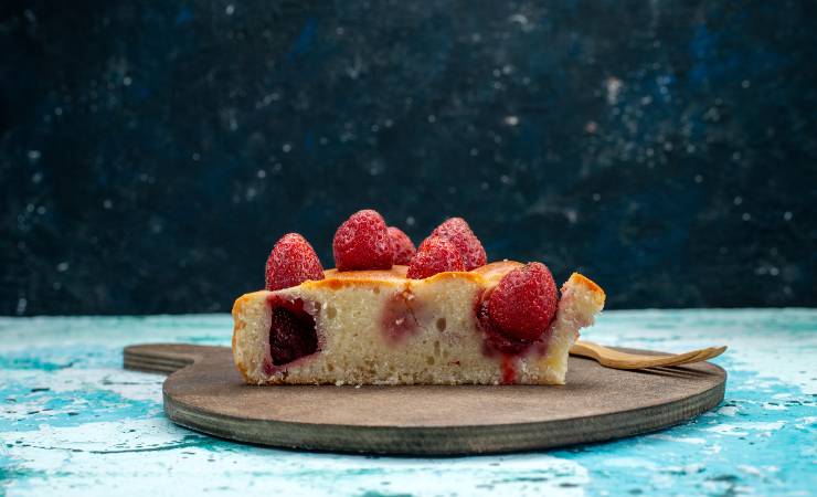 fetta di torta alle fragole