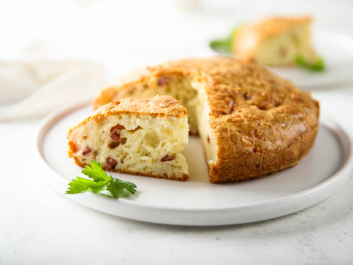 torta salata in un piatto bianco