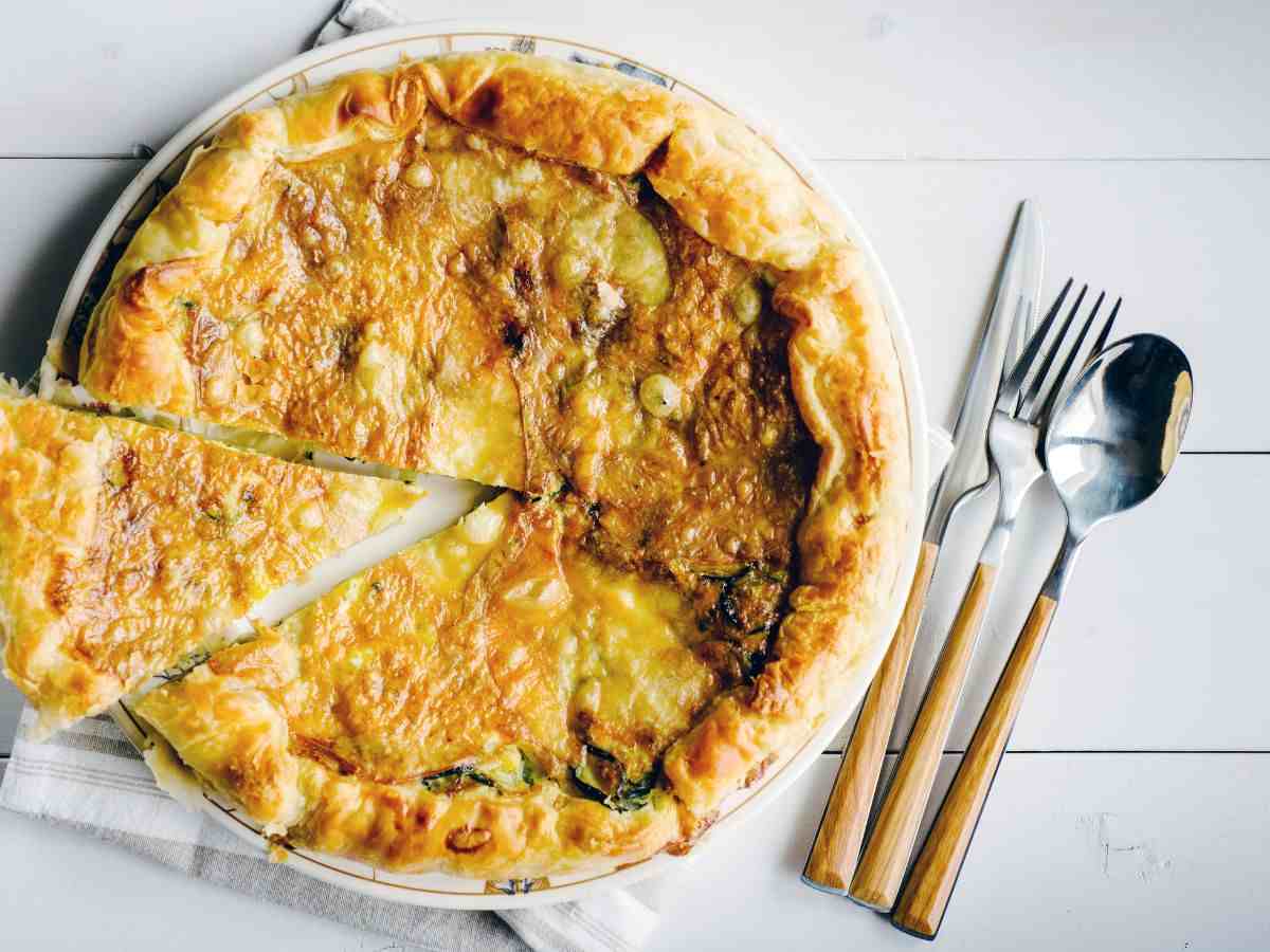 L’ho fatta solo con sfoglia e cicoria questa sfoglia salata deliziosa, ho usato quella fresca di stagione ed è piaciuta a tutti