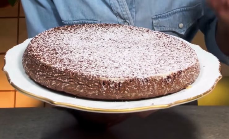 Torta al cioccolato con zucchero a velo