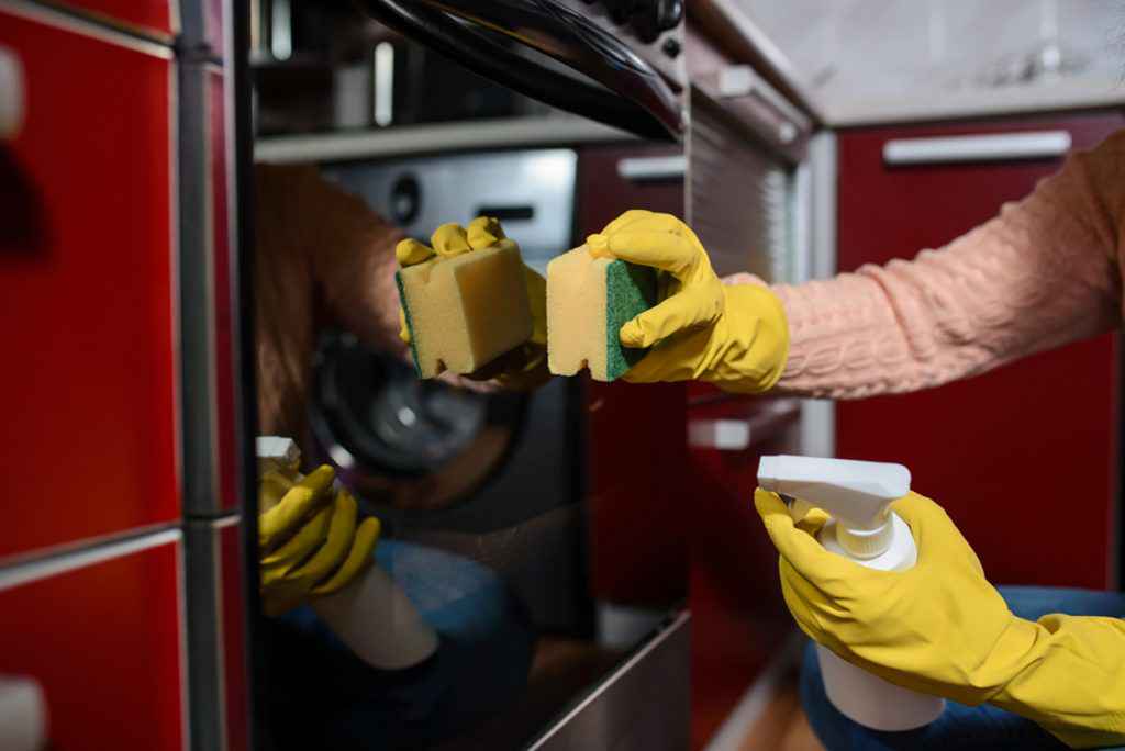 Come pulire il forno: 5 trucchi pratici e veloci