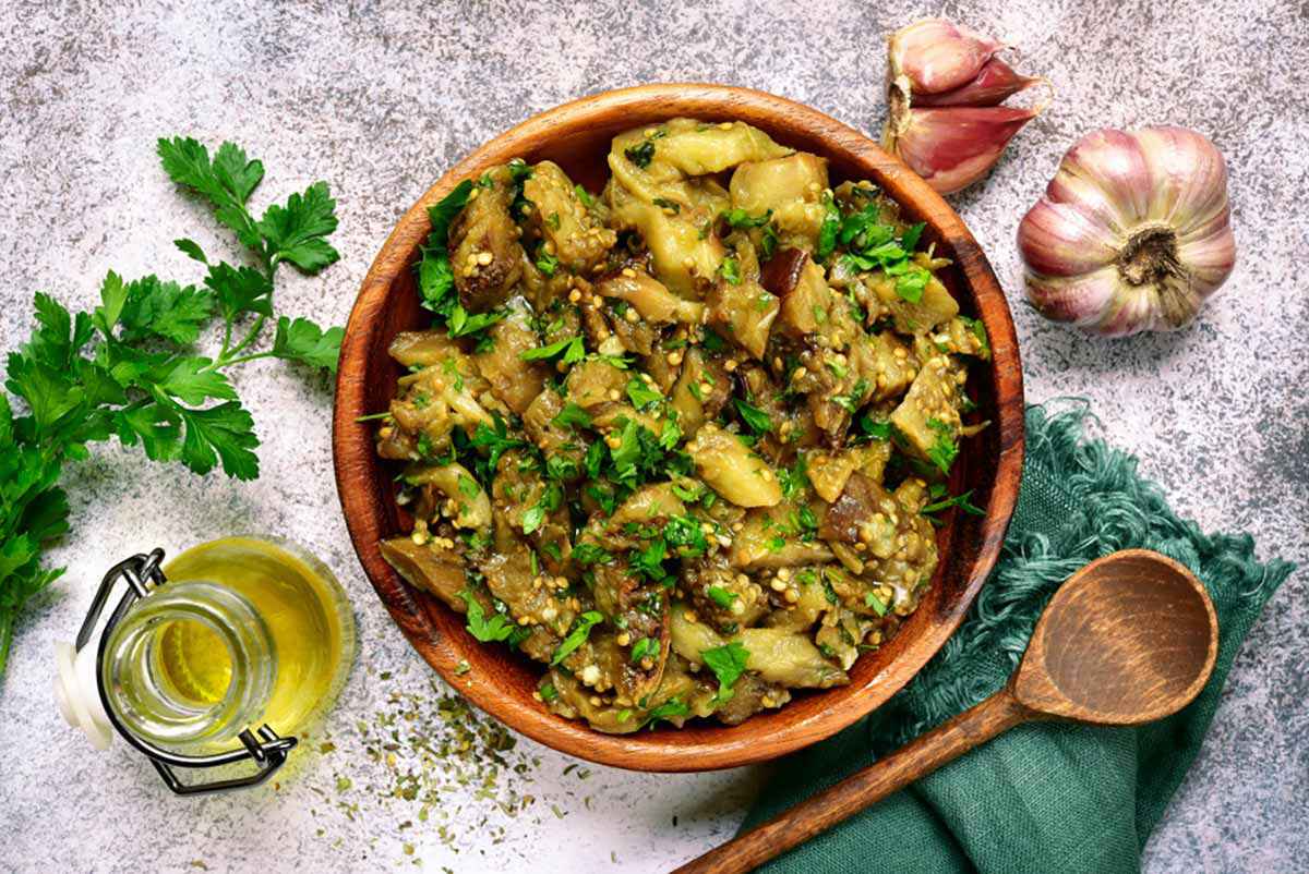 Melanzane cotte in padella con aglio e prezzemolo